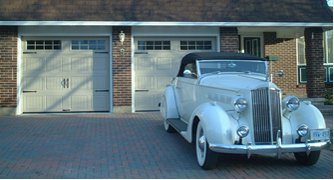 Portes de garage avec vieille voitures