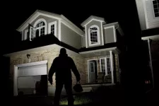Comment faire pour ne pas oublier de fermer votre porte de garage durant la nuit?