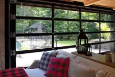 Cette porte de garage toute vitrée California entre le salon et la piscine extérieure crée un merveilleux espace intérieur/extérieur.