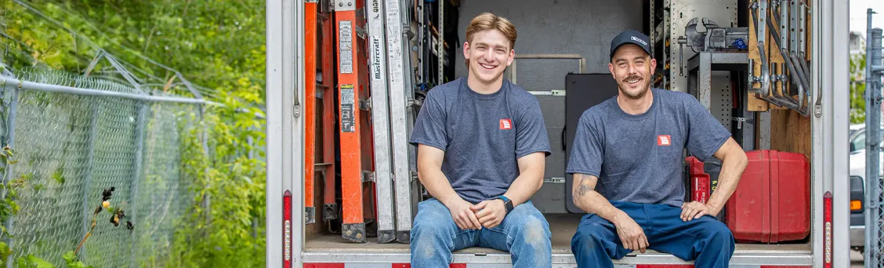 Technicien de chez portes Gignac au volatn de son camion de service