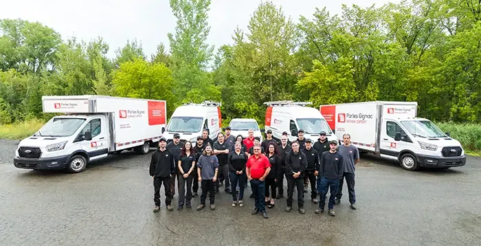 Gens de l'équipe Portes Gignac devant leurs camions