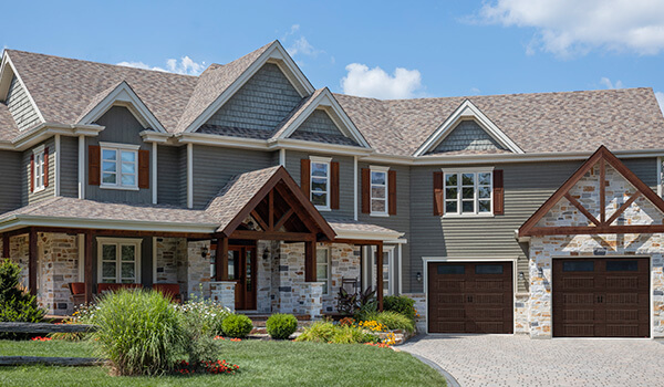 Maison style traditionnel, 2 étages, pierre, bois, volets, lucarnes, portes de garage simple avec fenêtre, Noyer foncé